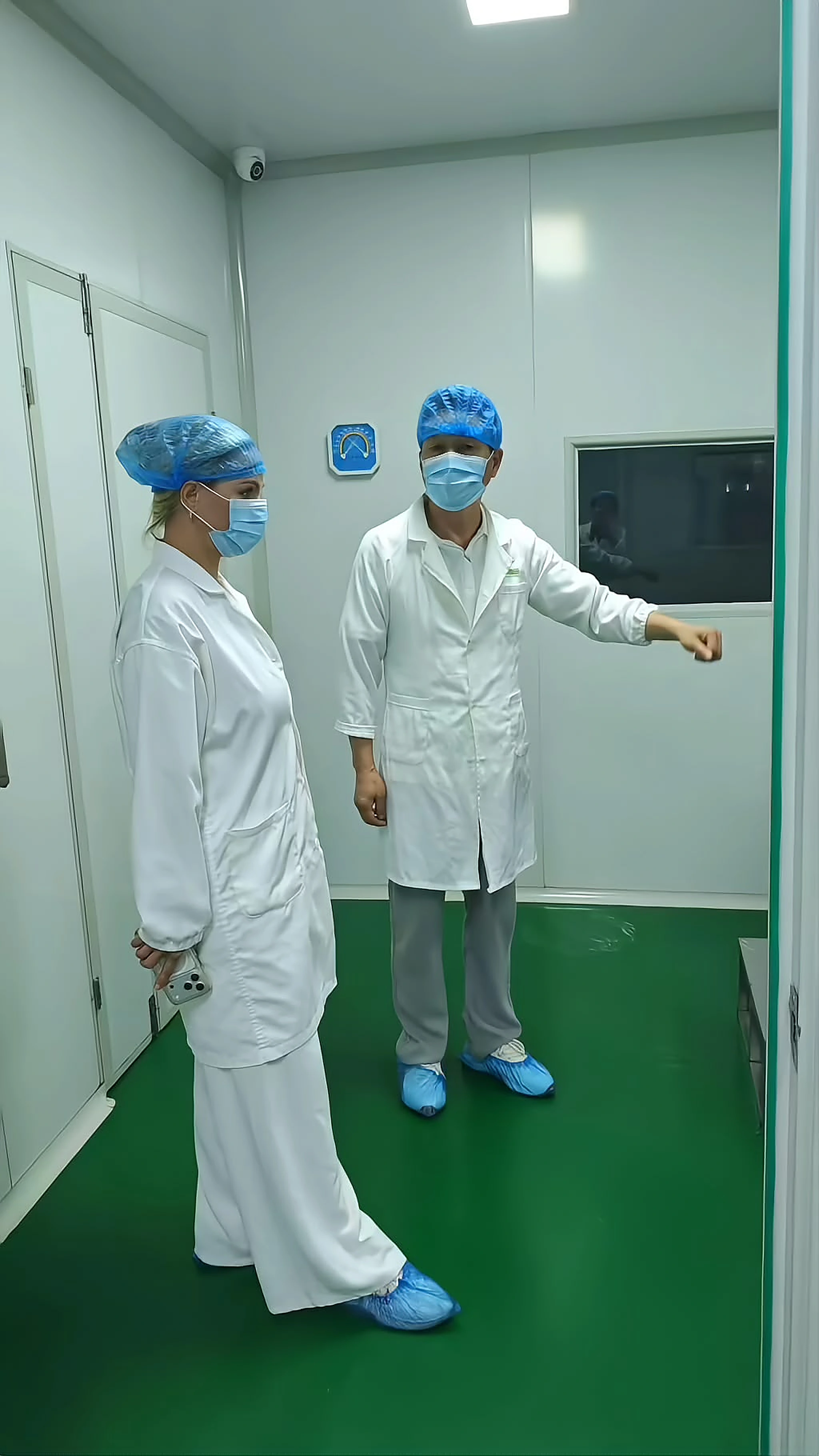 Visita a sala de producción limpia de un proveedor